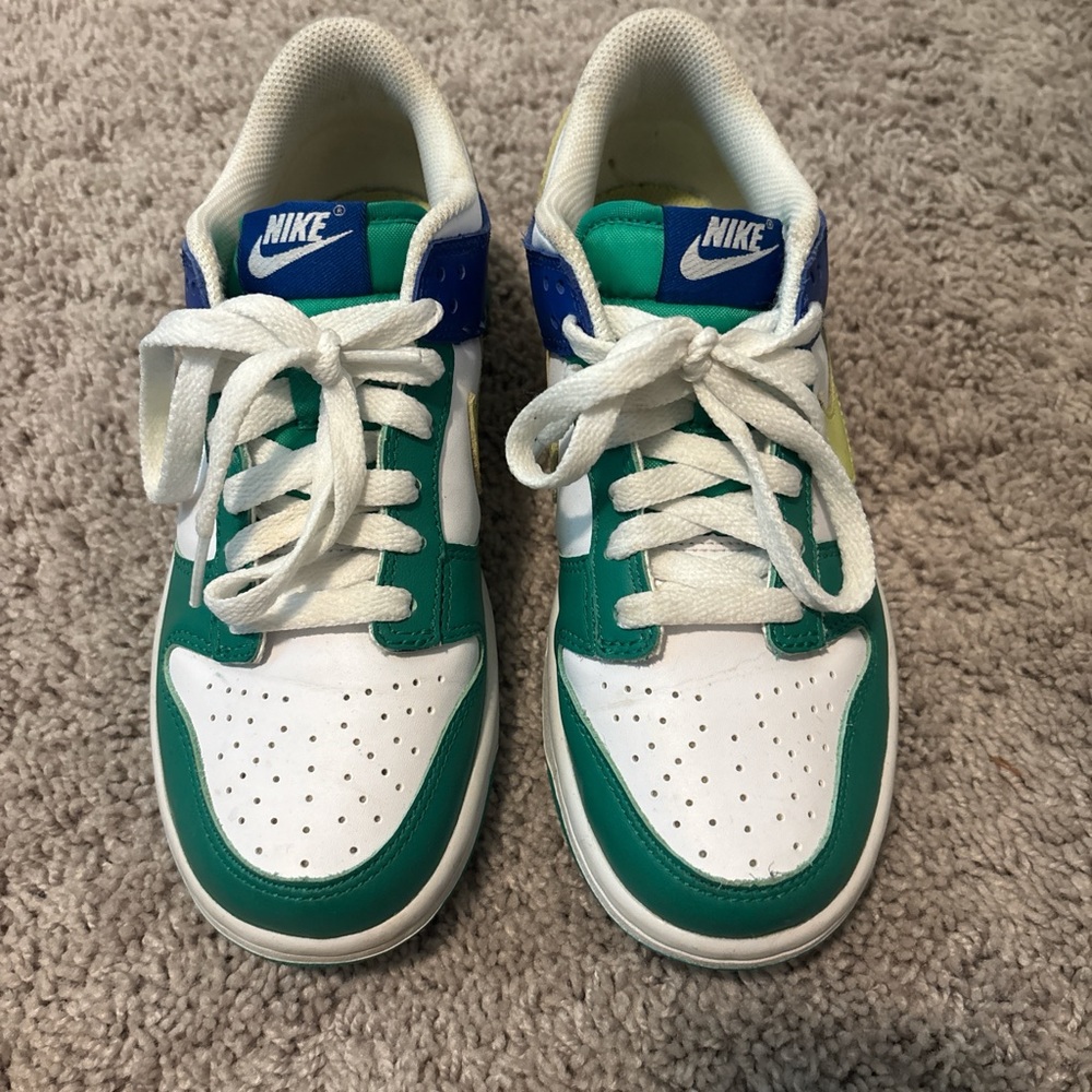 Nike Pine Green White Low-Top Sneakers Classic Design